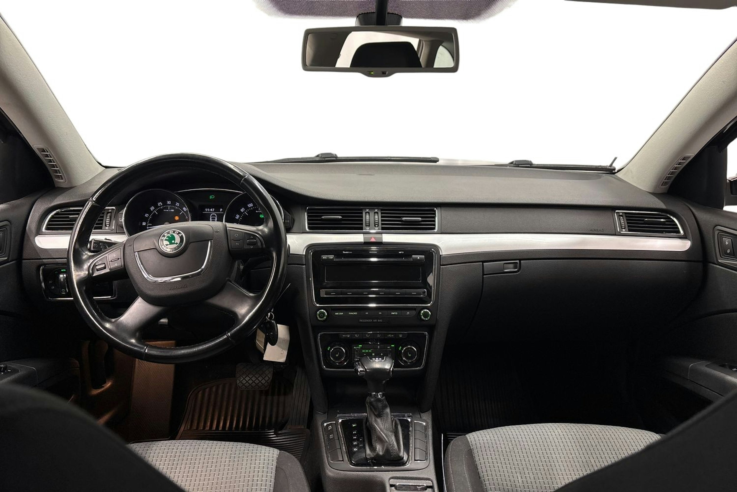 musta Skoda Superb 2011 kuva 9.