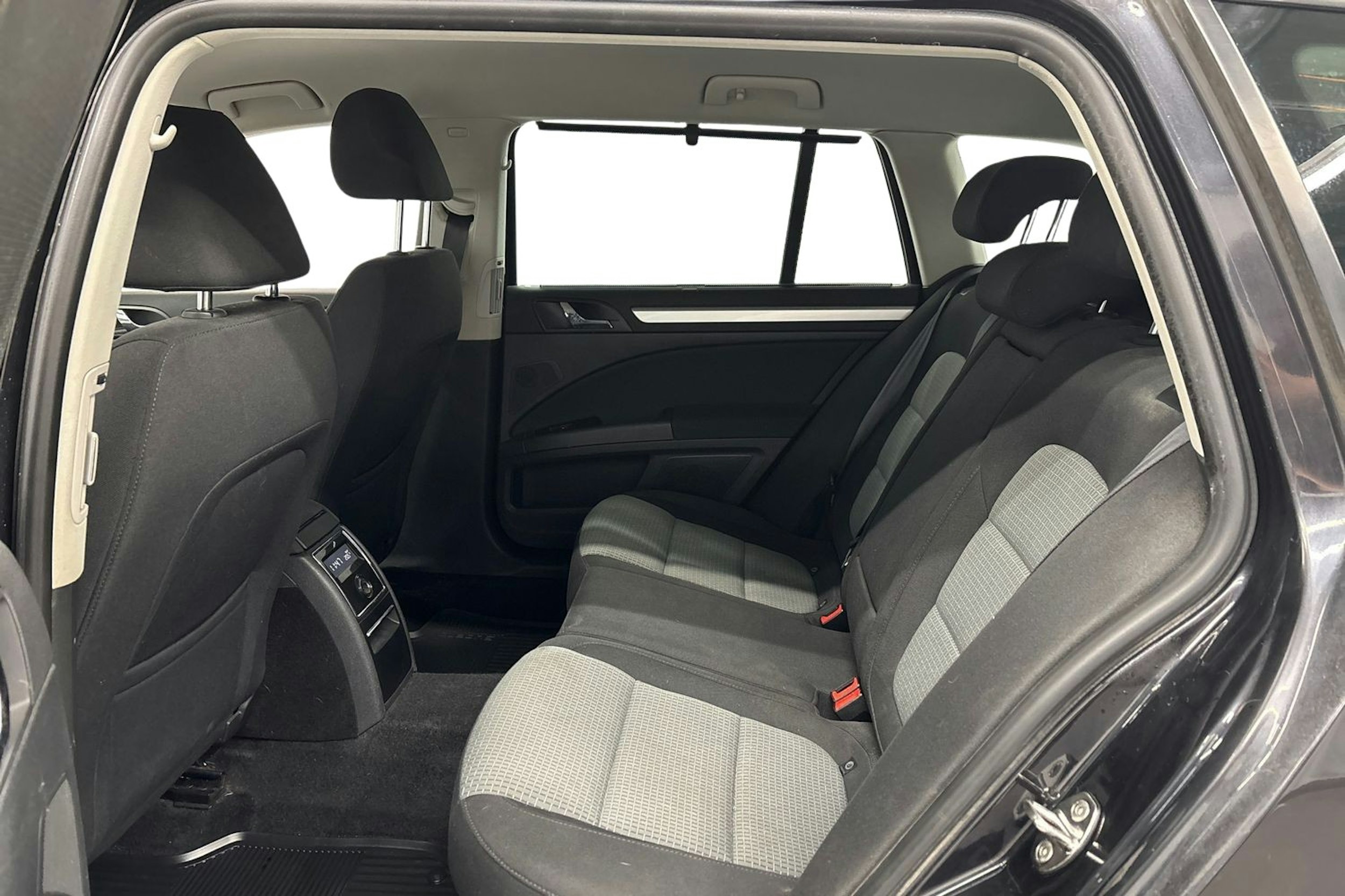 musta Skoda Superb 2011 kuva 10.