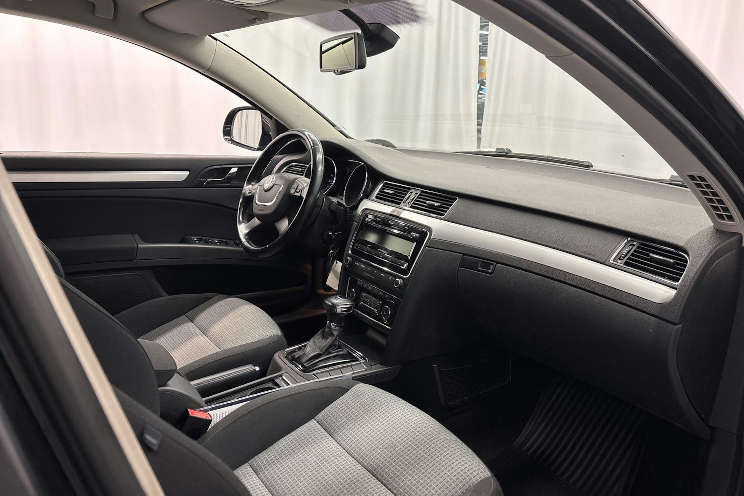 musta Skoda Superb 2011 kuva 14.
