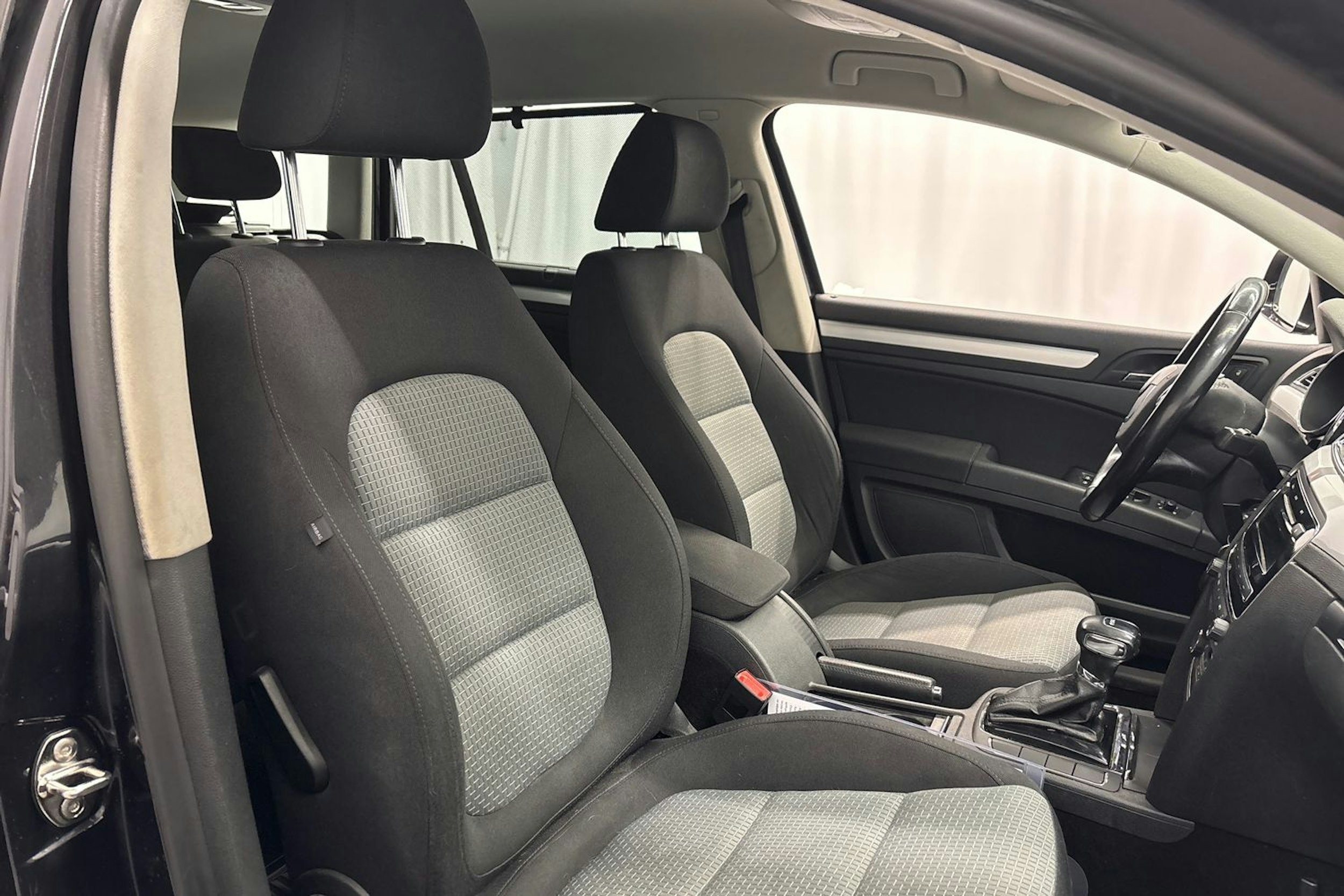 musta Skoda Superb 2011 kuva 15.
