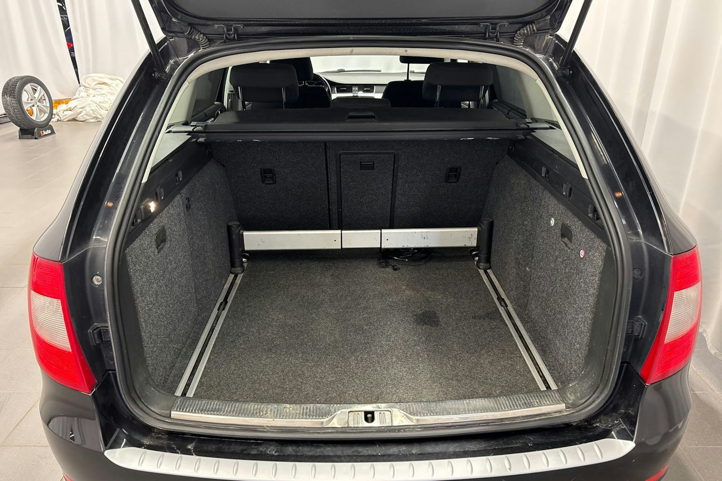 musta Skoda Superb 2011 kuva 17.