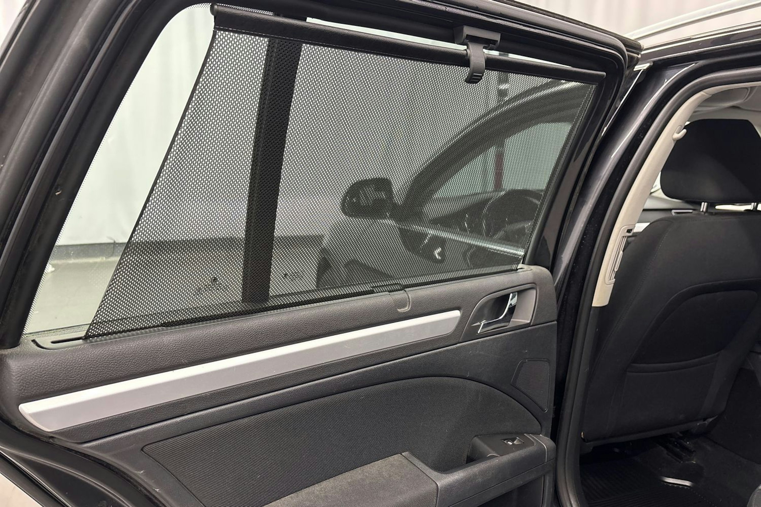 musta Skoda Superb 2011 kuva 18.