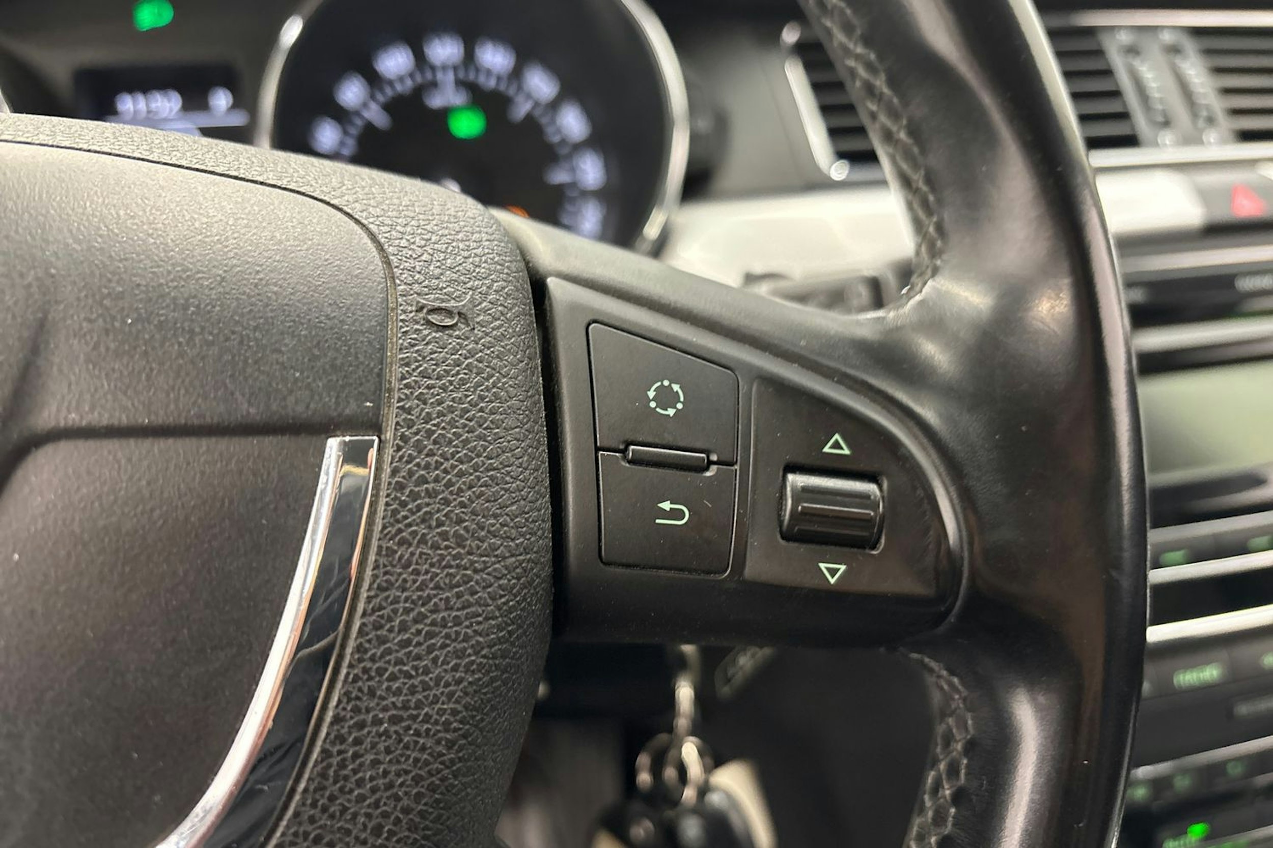 musta Skoda Superb 2011 kuva 21.