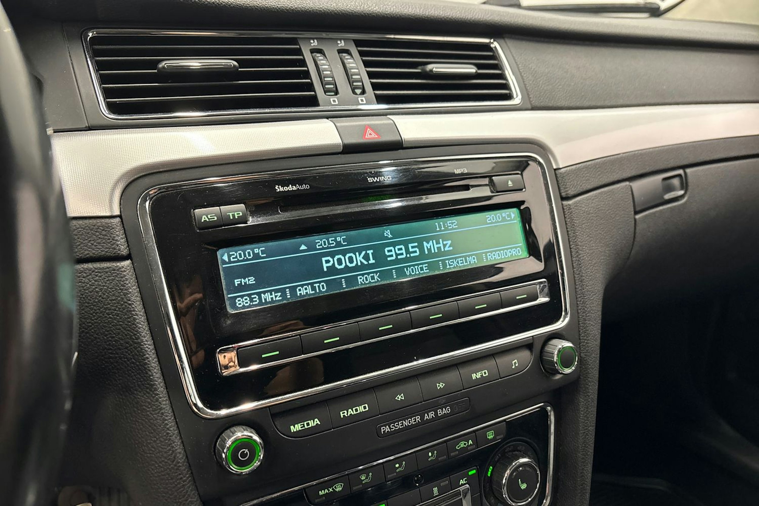 musta Skoda Superb 2011 kuva 22.