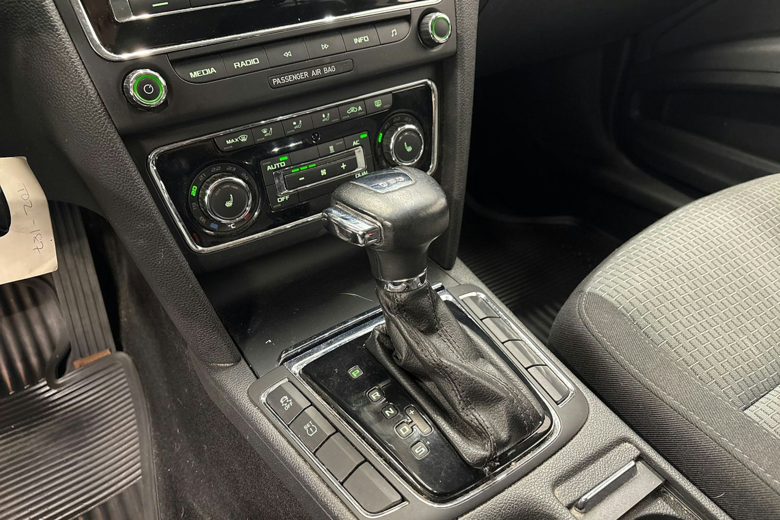 musta Skoda Superb 2011 kuva 23.