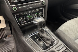musta Skoda Superb 2011 kuva 23.