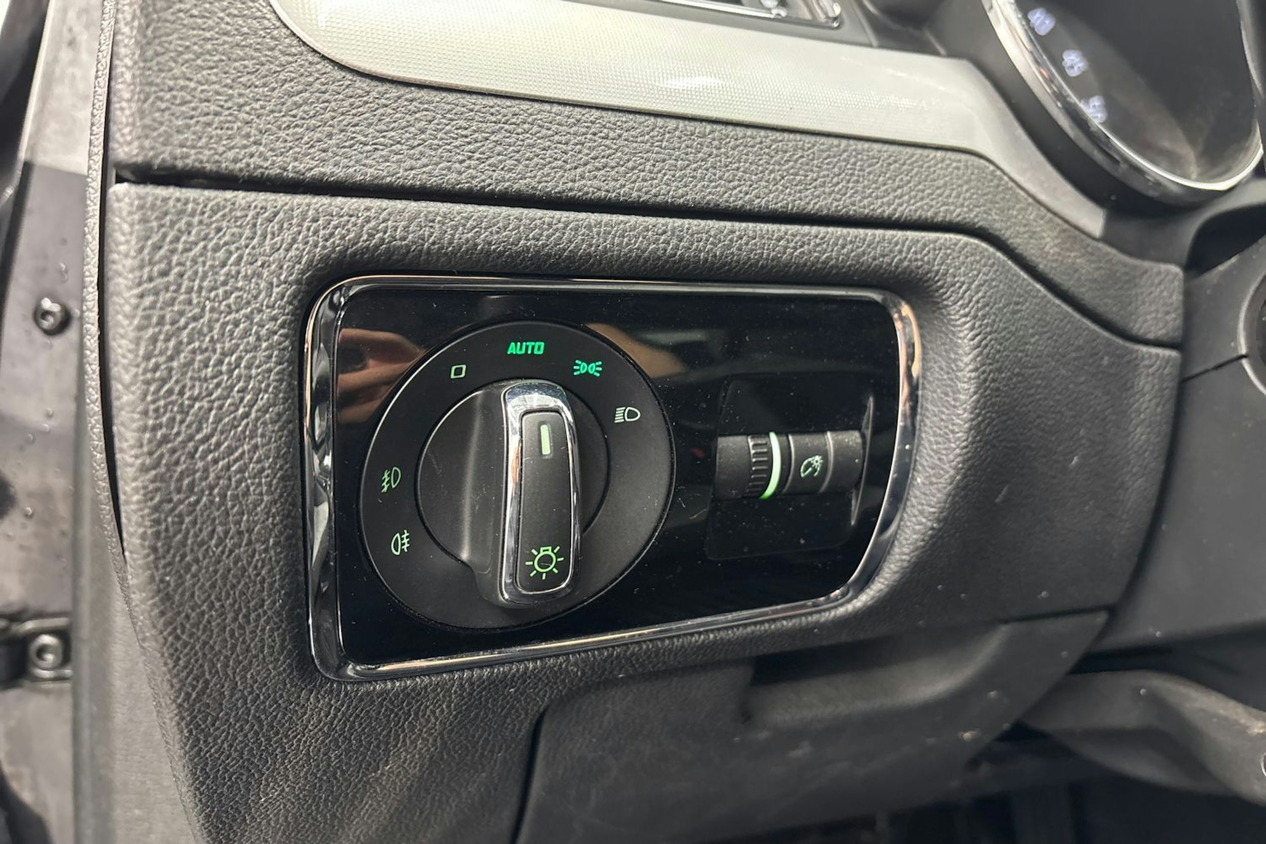 musta Skoda Superb 2011 kuva 24.
