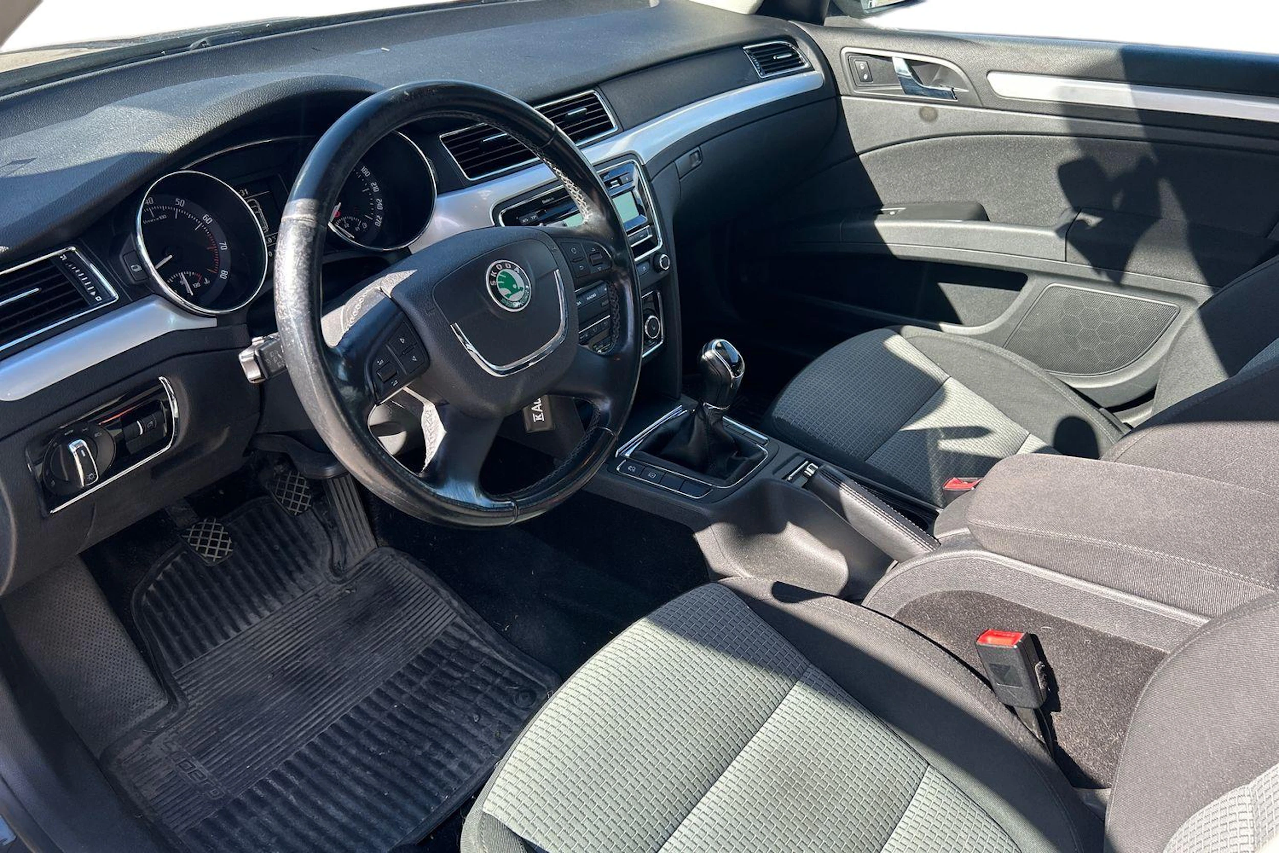 ruskea (beige) Skoda Superb 2011 kuva 3.