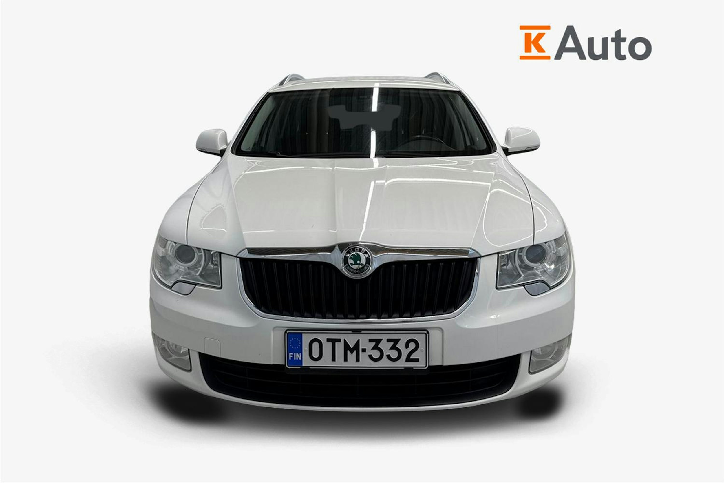 valkoinen Skoda Superb 2012 kuva 4.