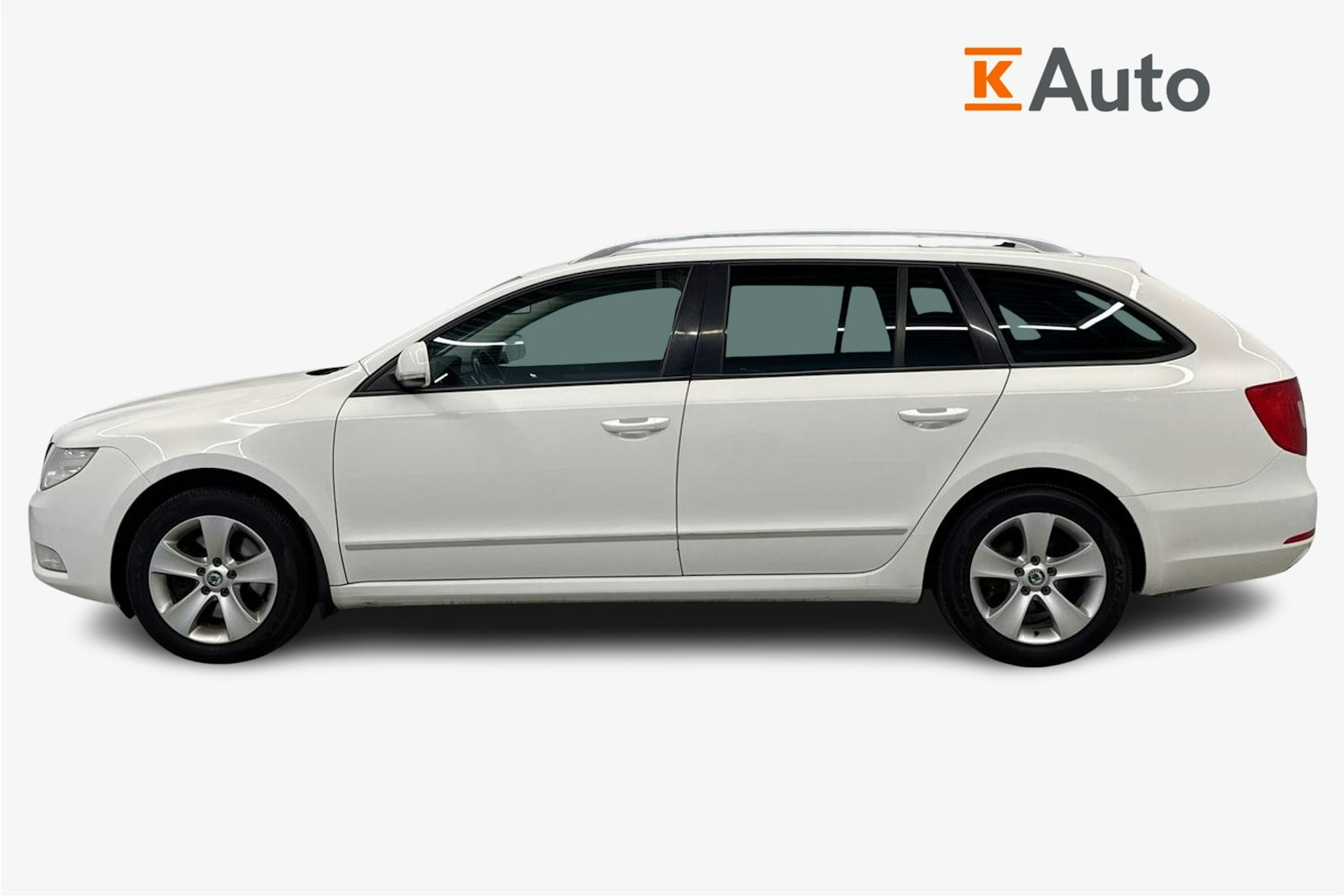 valkoinen Skoda Superb 2012 kuva 5.
