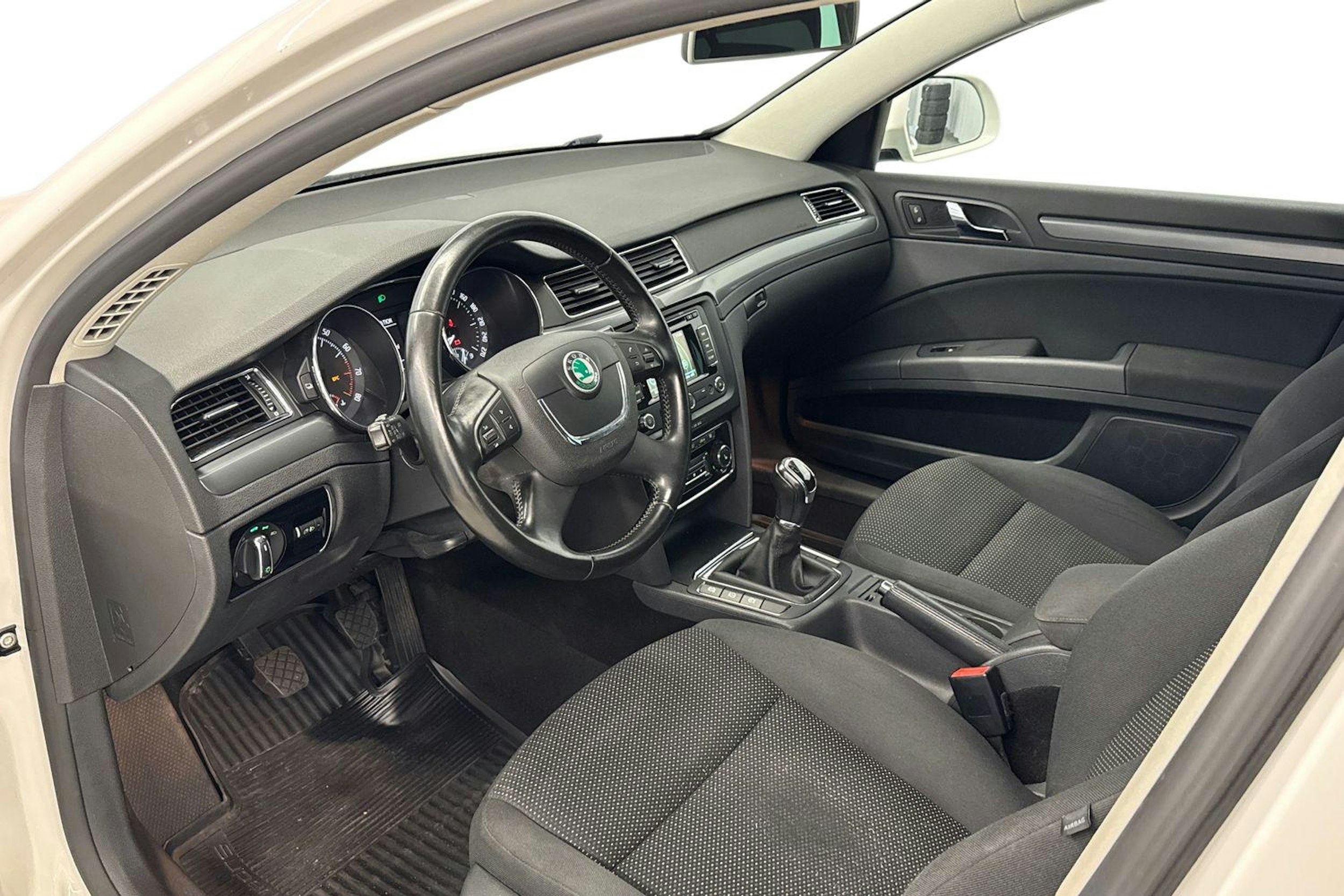 valkoinen Skoda Superb 2012 kuva 6.
