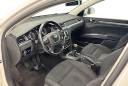 valkoinen Skoda Superb 2012 kuva 6.