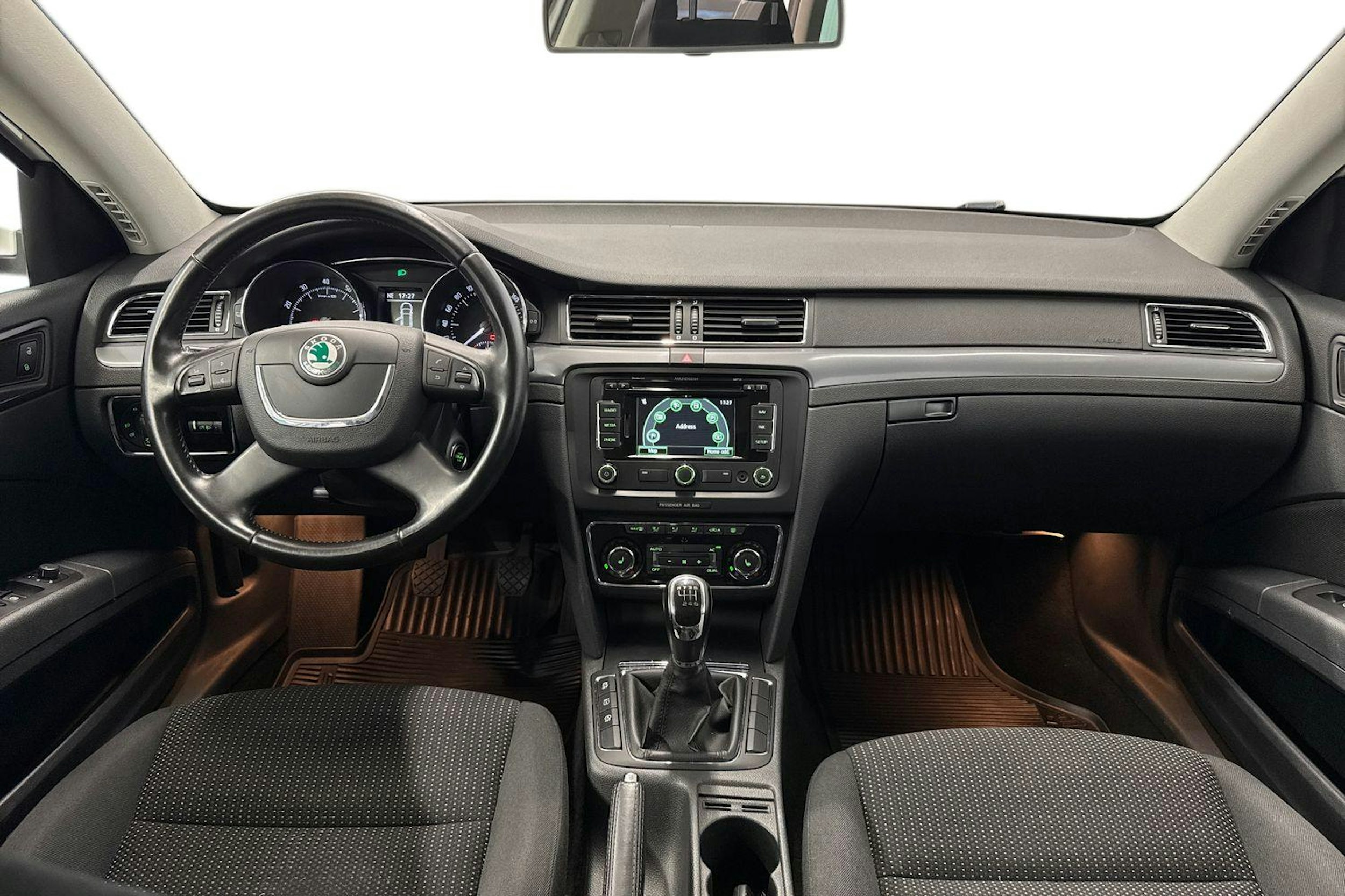valkoinen Skoda Superb 2012 kuva 7.