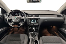valkoinen Skoda Superb 2012 kuva 7.