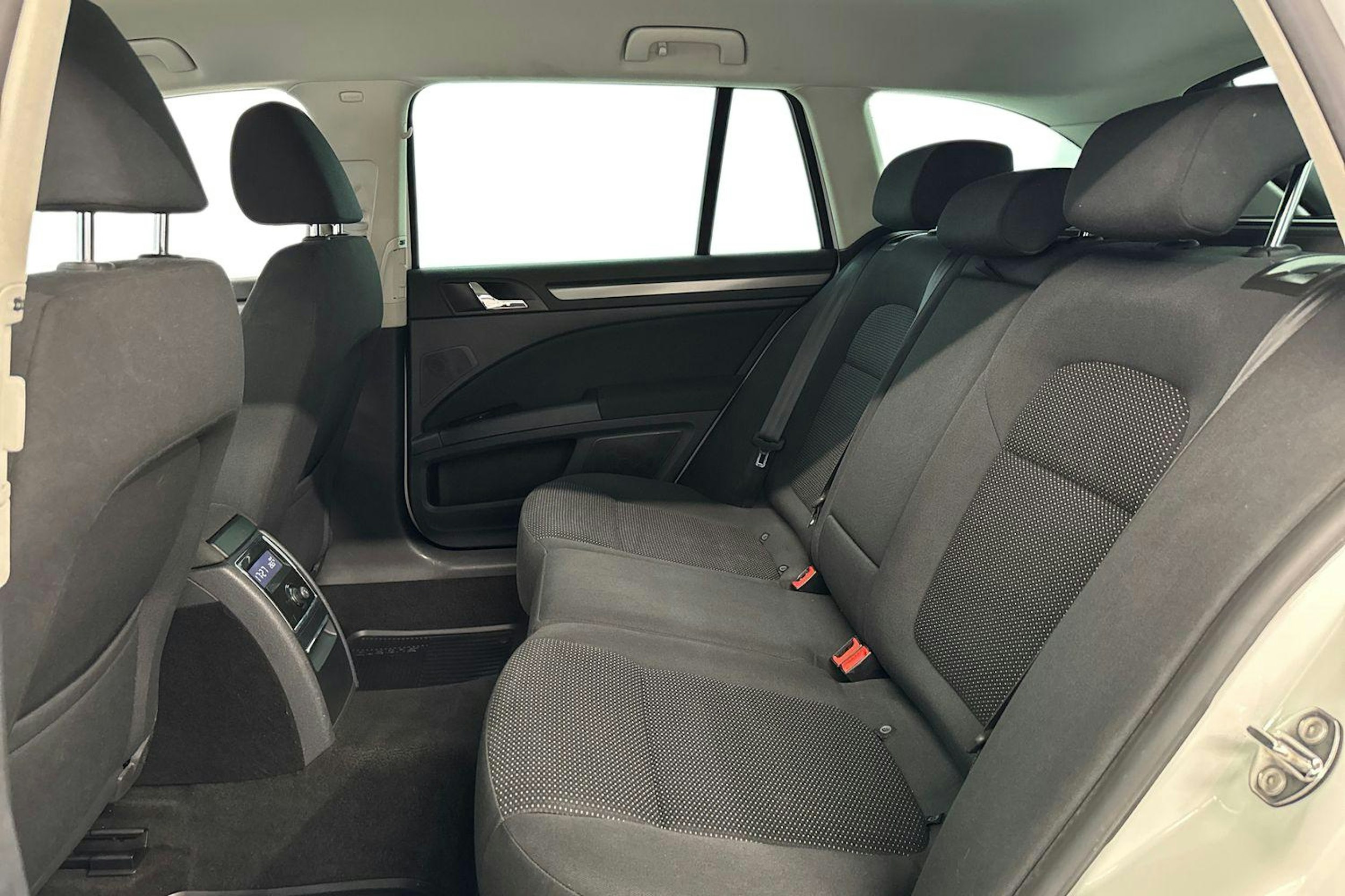 valkoinen Skoda Superb 2012 kuva 8.