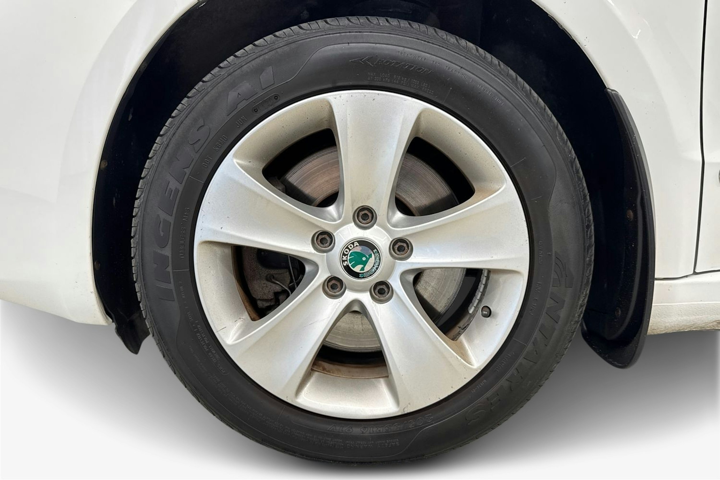 valkoinen Skoda Superb 2012 kuva 9.
