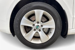 valkoinen Skoda Superb 2012 kuva 9.