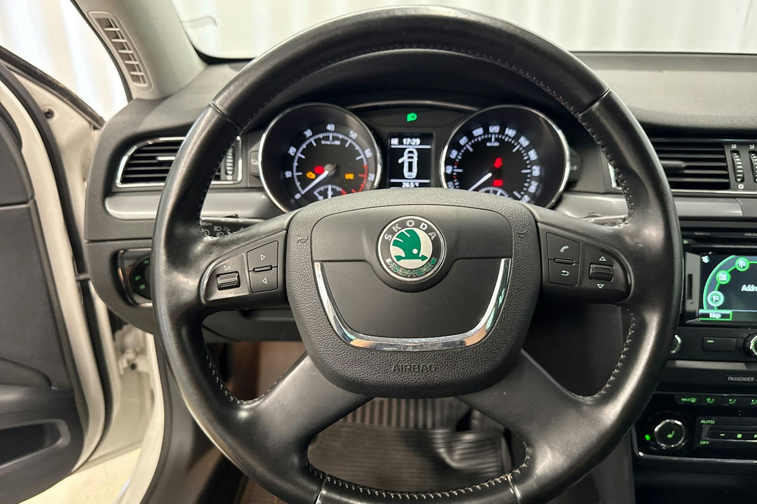 valkoinen Skoda Superb 2012 kuva 11.