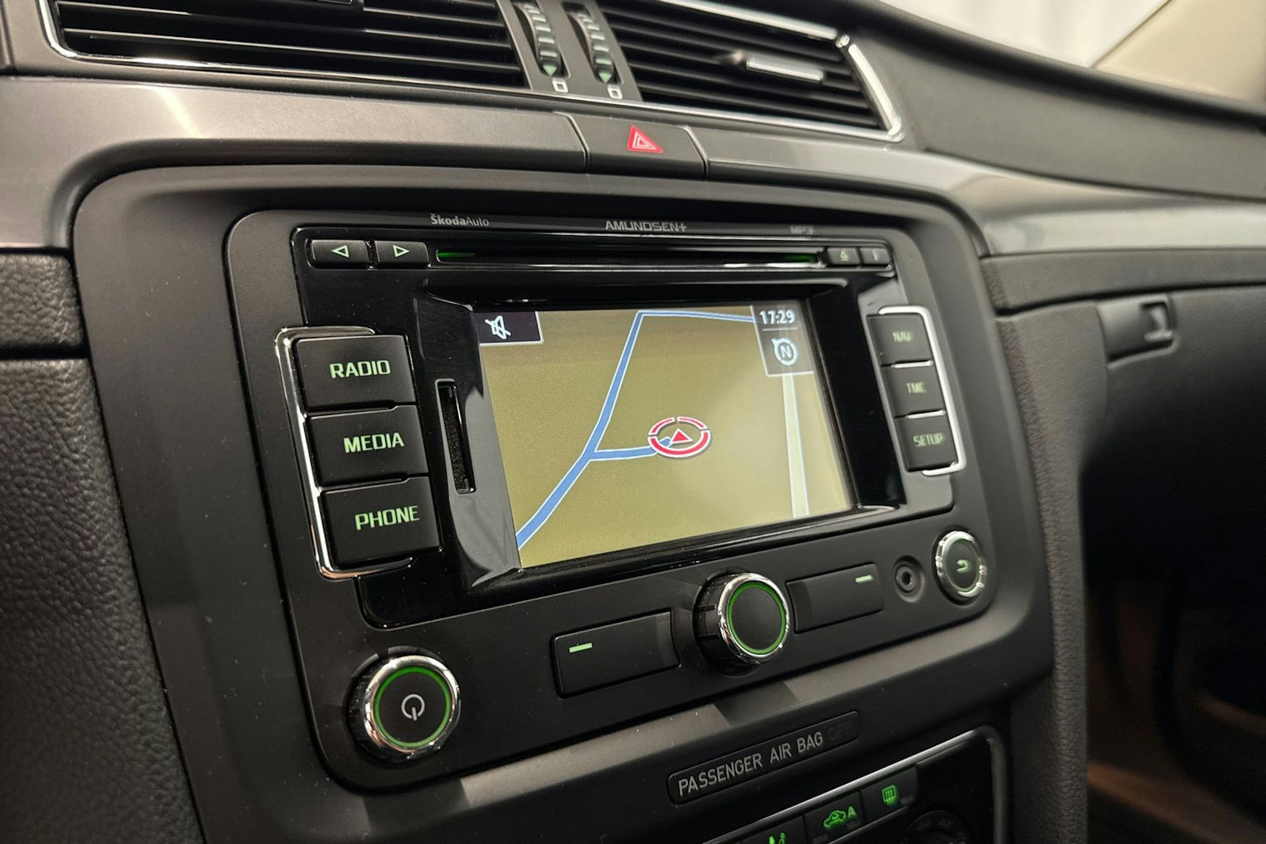 valkoinen Skoda Superb 2012 kuva 12.