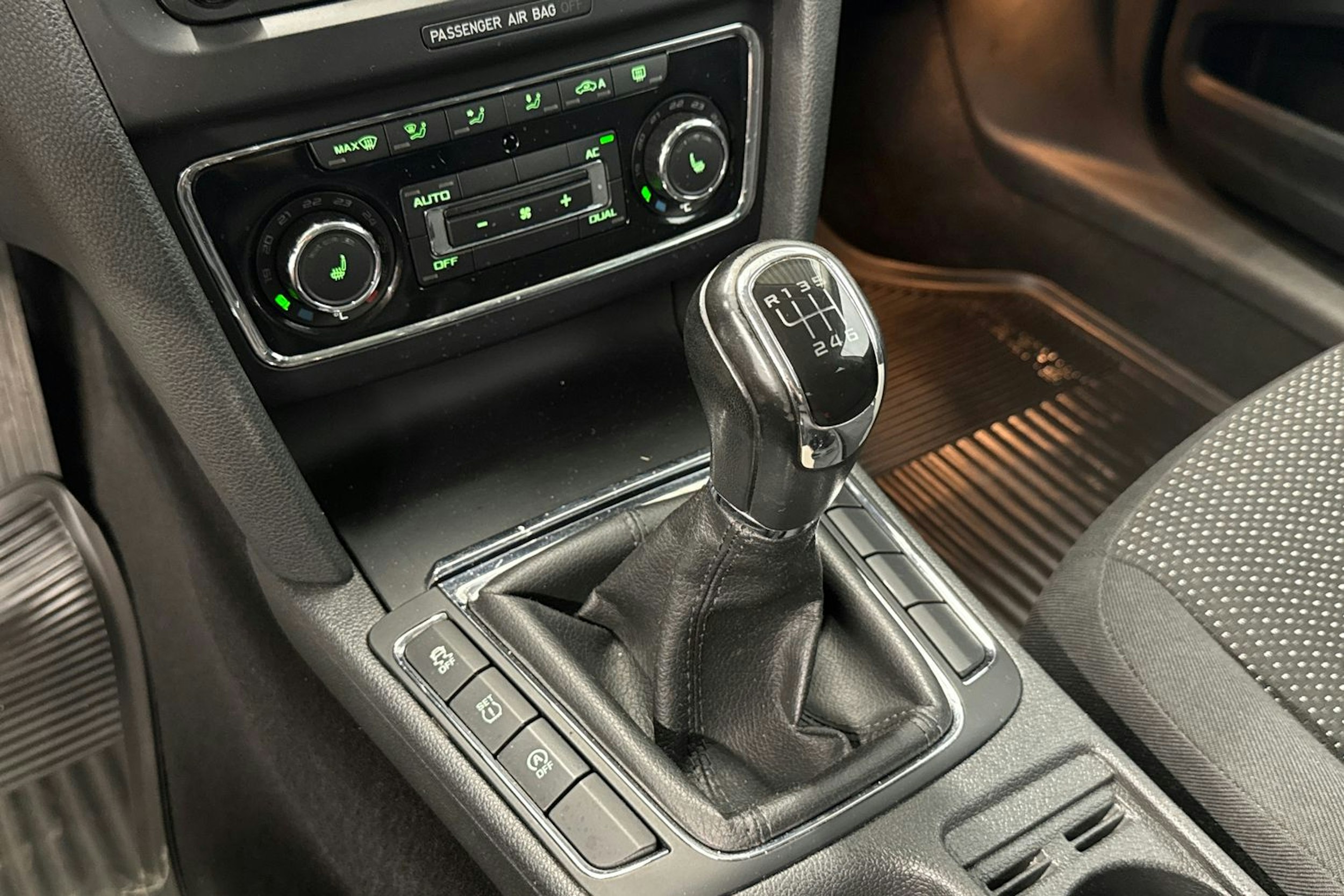 valkoinen Skoda Superb 2012 kuva 14.