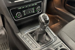 valkoinen Skoda Superb 2012 kuva 14.
