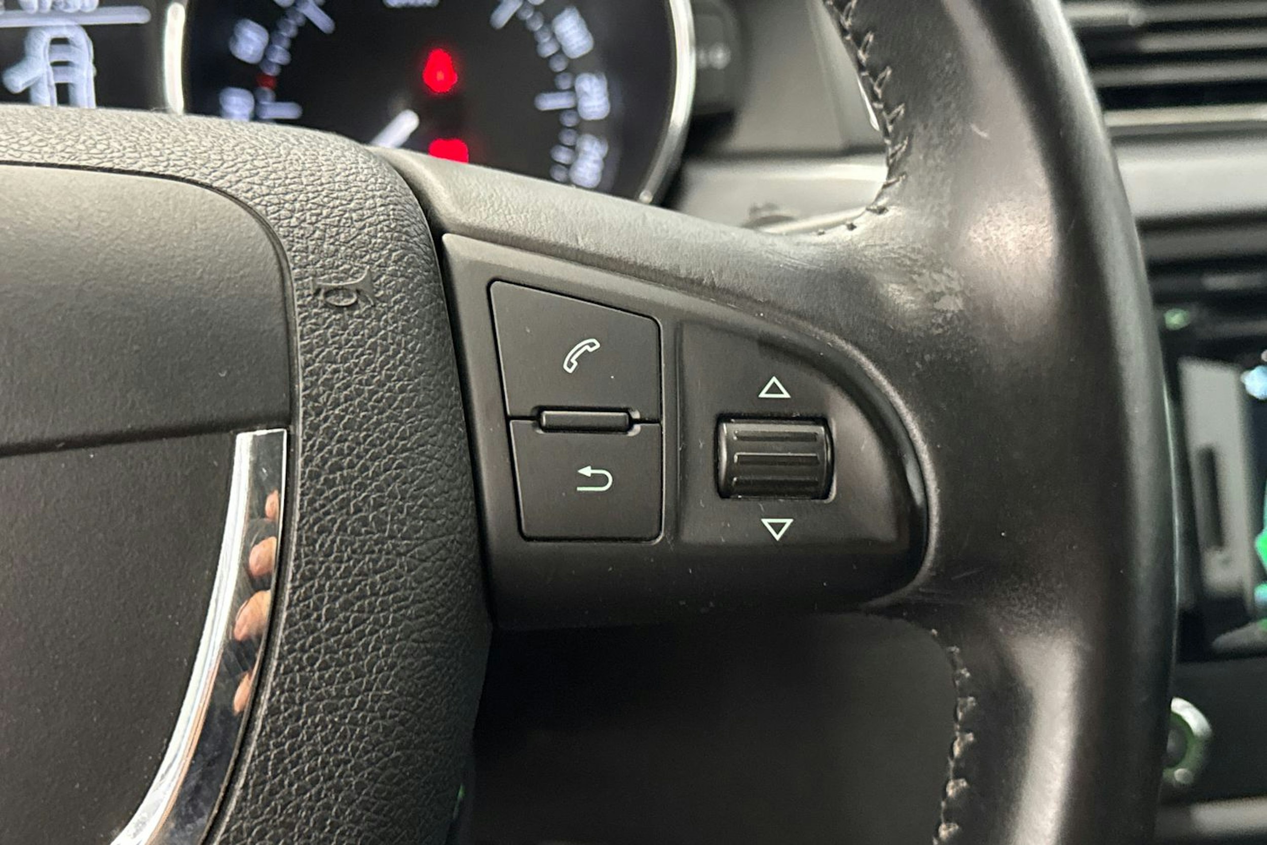 valkoinen Skoda Superb 2012 kuva 15.