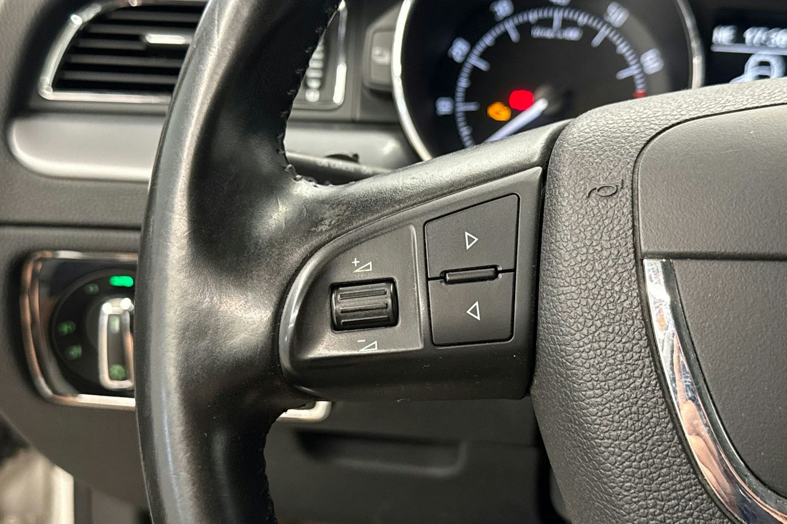 valkoinen Skoda Superb 2012 kuva 16.