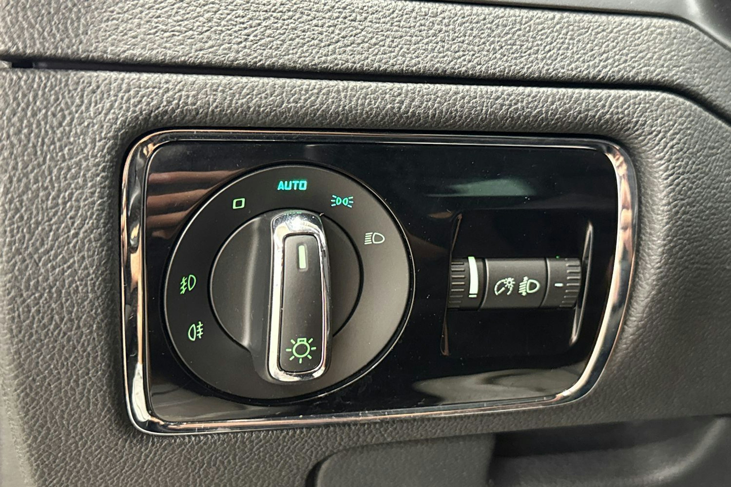 valkoinen Skoda Superb 2012 kuva 18.