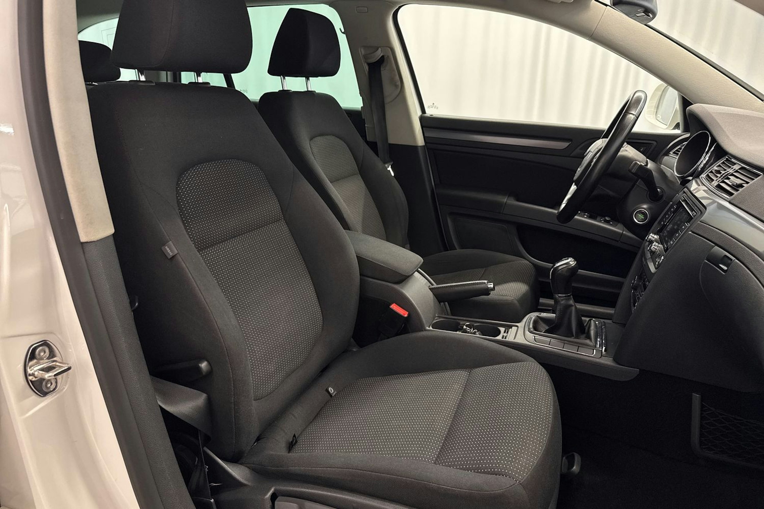 valkoinen Skoda Superb 2012 kuva 19.