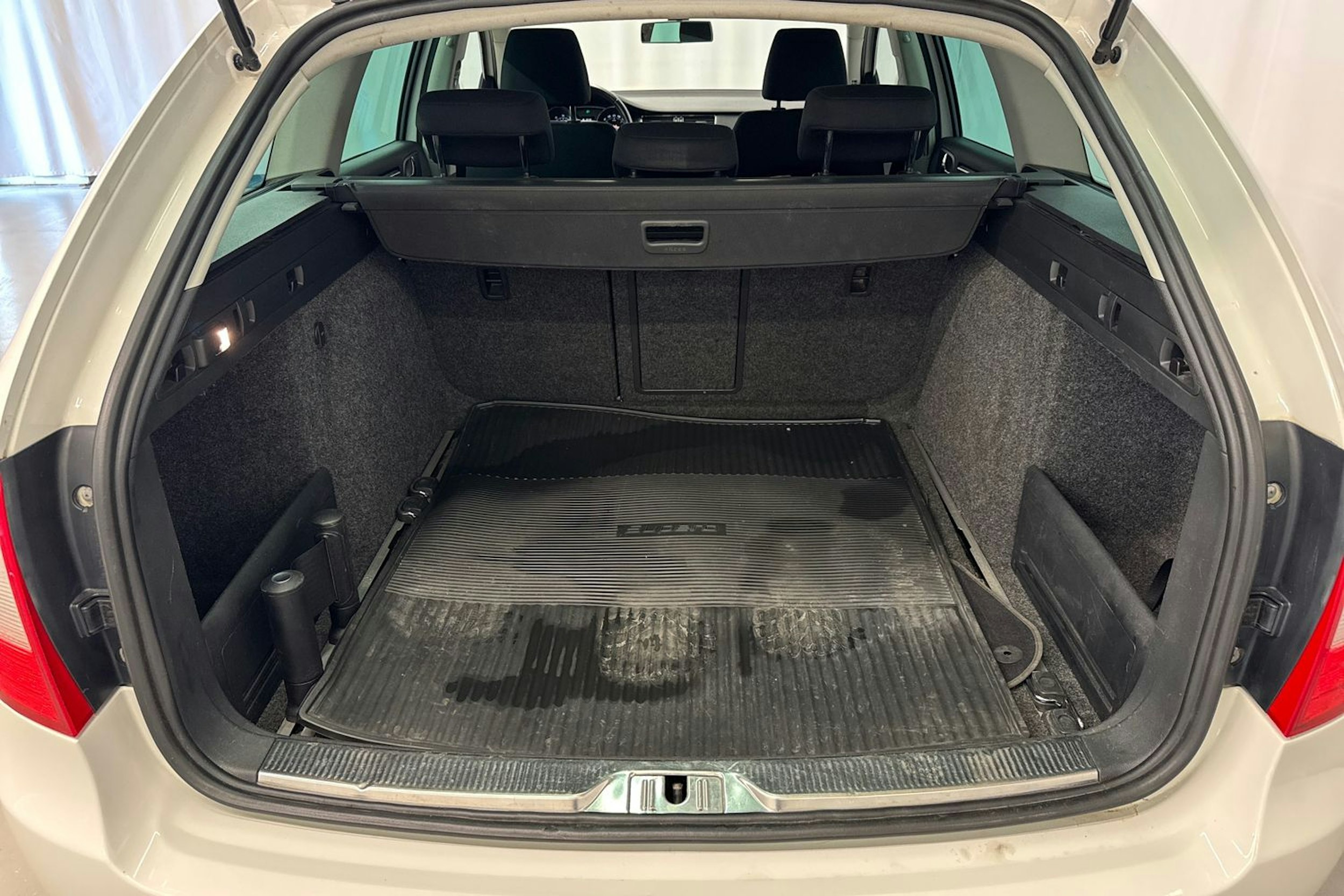 valkoinen Skoda Superb 2012 kuva 20.