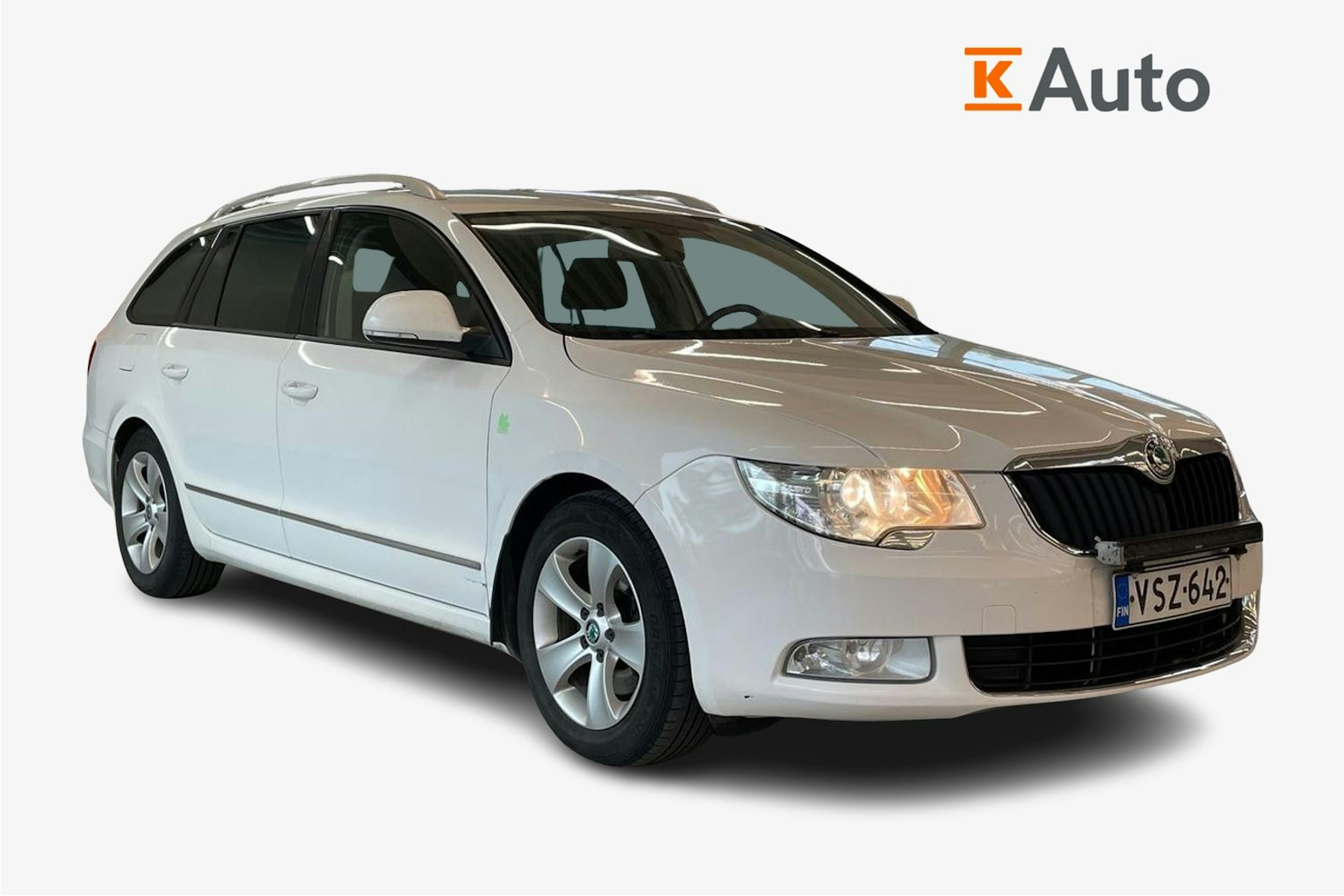 Valkoinen Skoda Superb 2012 kuva 1.