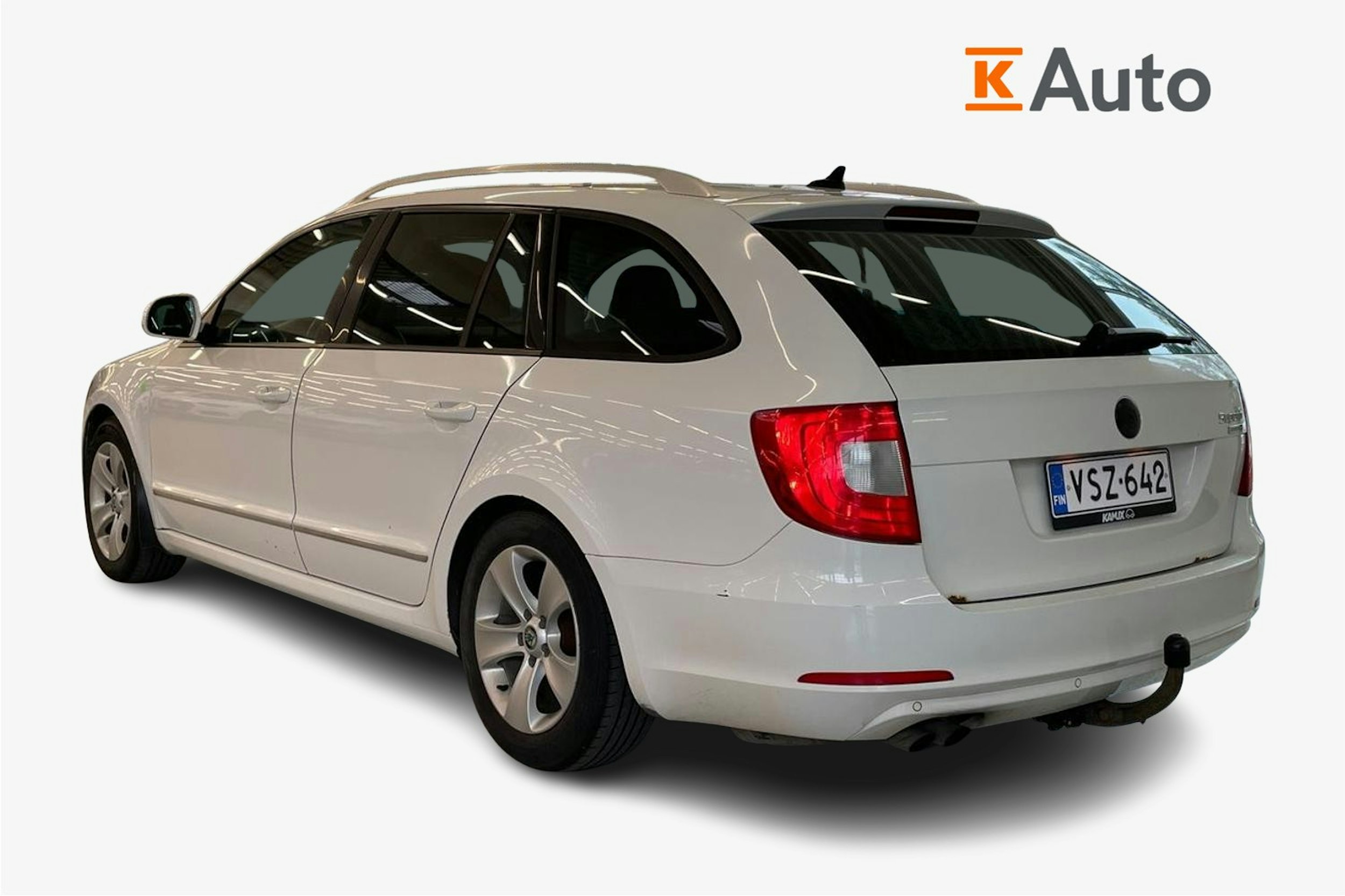 Valkoinen Skoda Superb 2012 kuva 2.