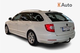 Valkoinen Skoda Superb 2012 kuva 2.