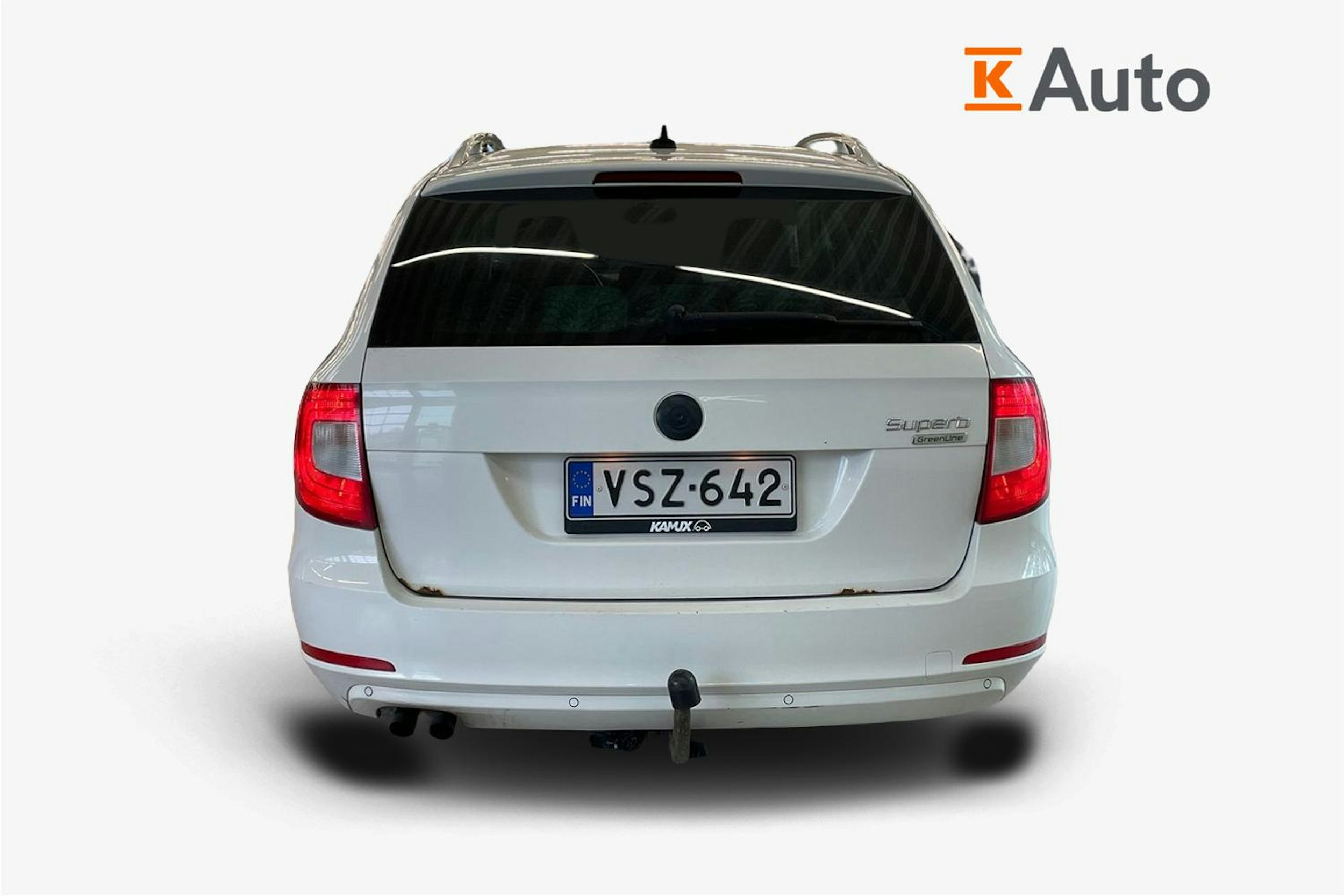Valkoinen Skoda Superb 2012 kuva 3.