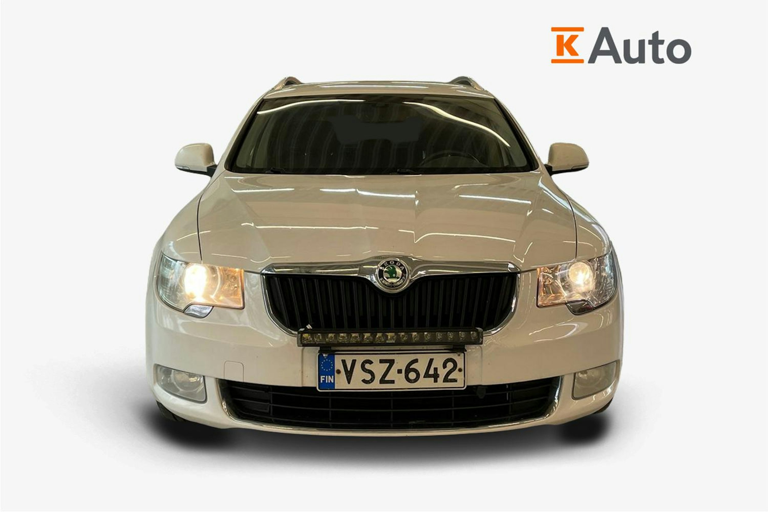 Valkoinen Skoda Superb 2012 kuva 5.