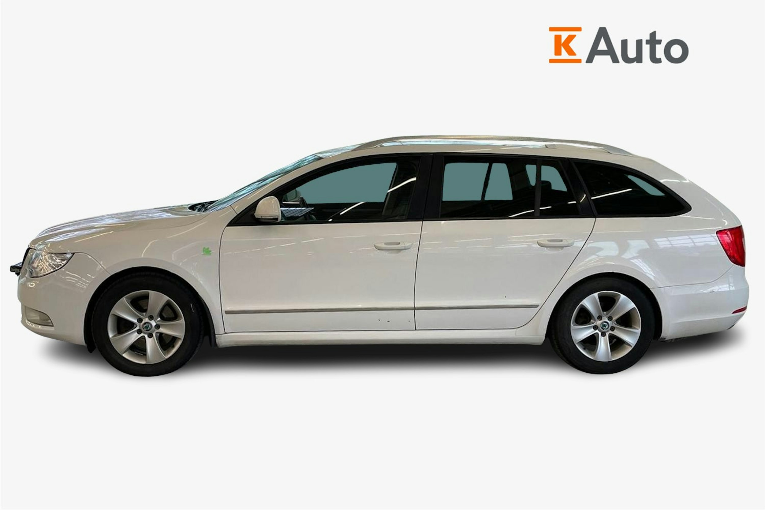 Valkoinen Skoda Superb 2012 kuva 6.