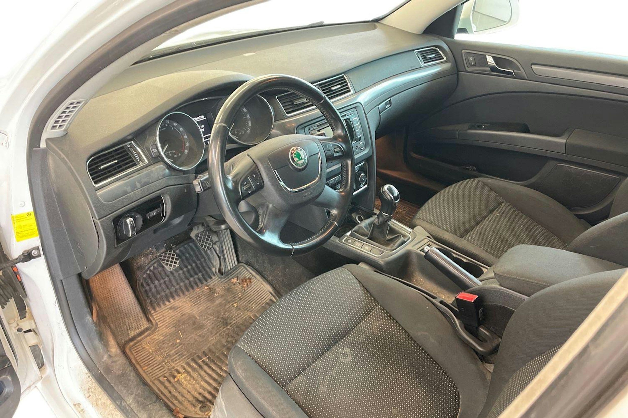 Valkoinen Skoda Superb 2012 kuva 7.