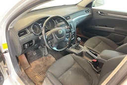Valkoinen Skoda Superb 2012 kuva 7.