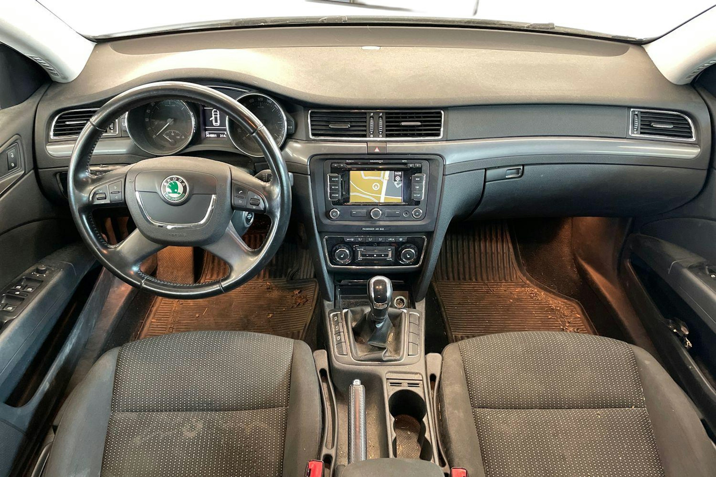 Valkoinen Skoda Superb 2012 kuva 9.