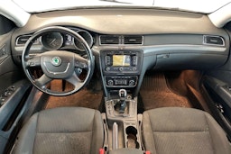 Valkoinen Skoda Superb 2012 kuva 9.