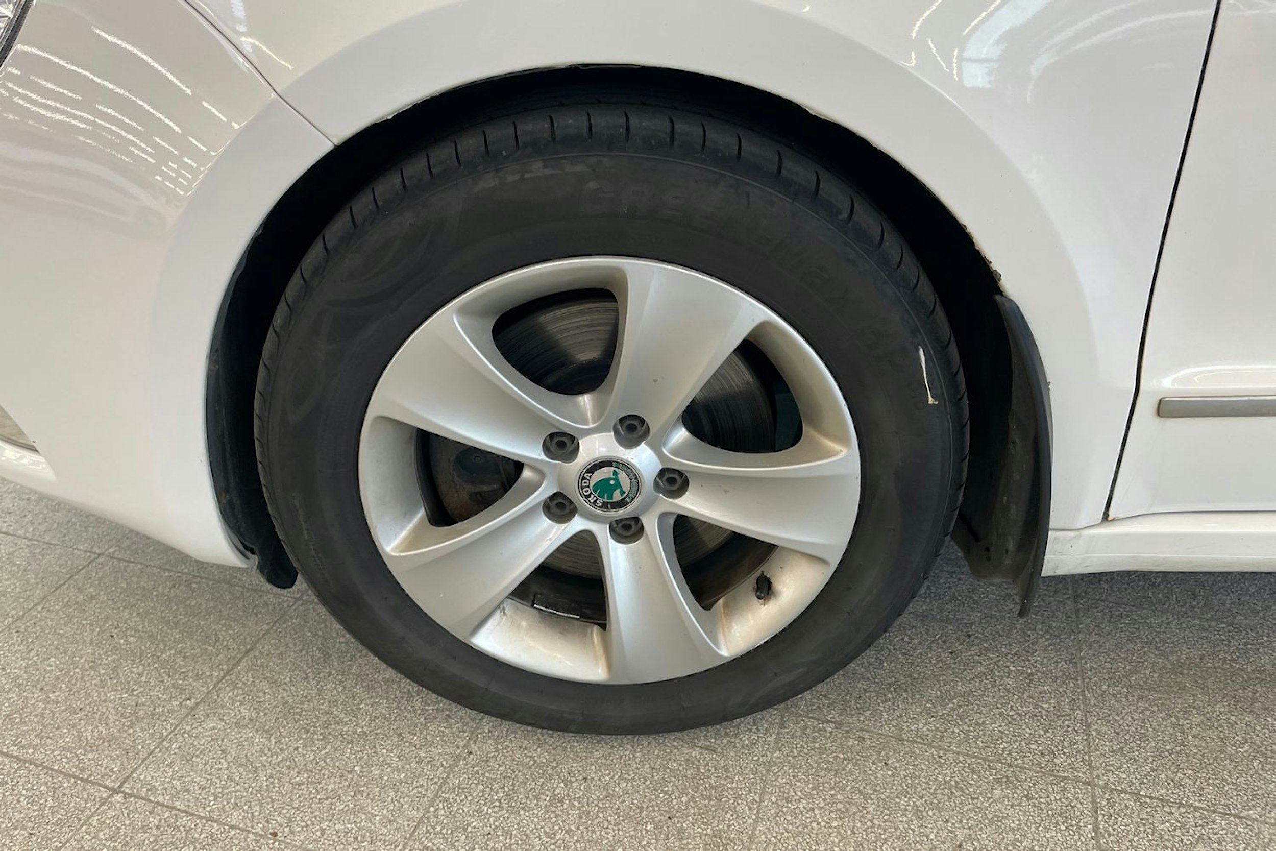 Valkoinen Skoda Superb 2012 kuva 11.