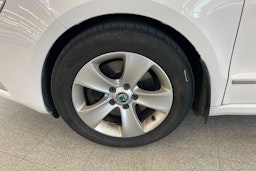 Valkoinen Skoda Superb 2012 kuva 11.