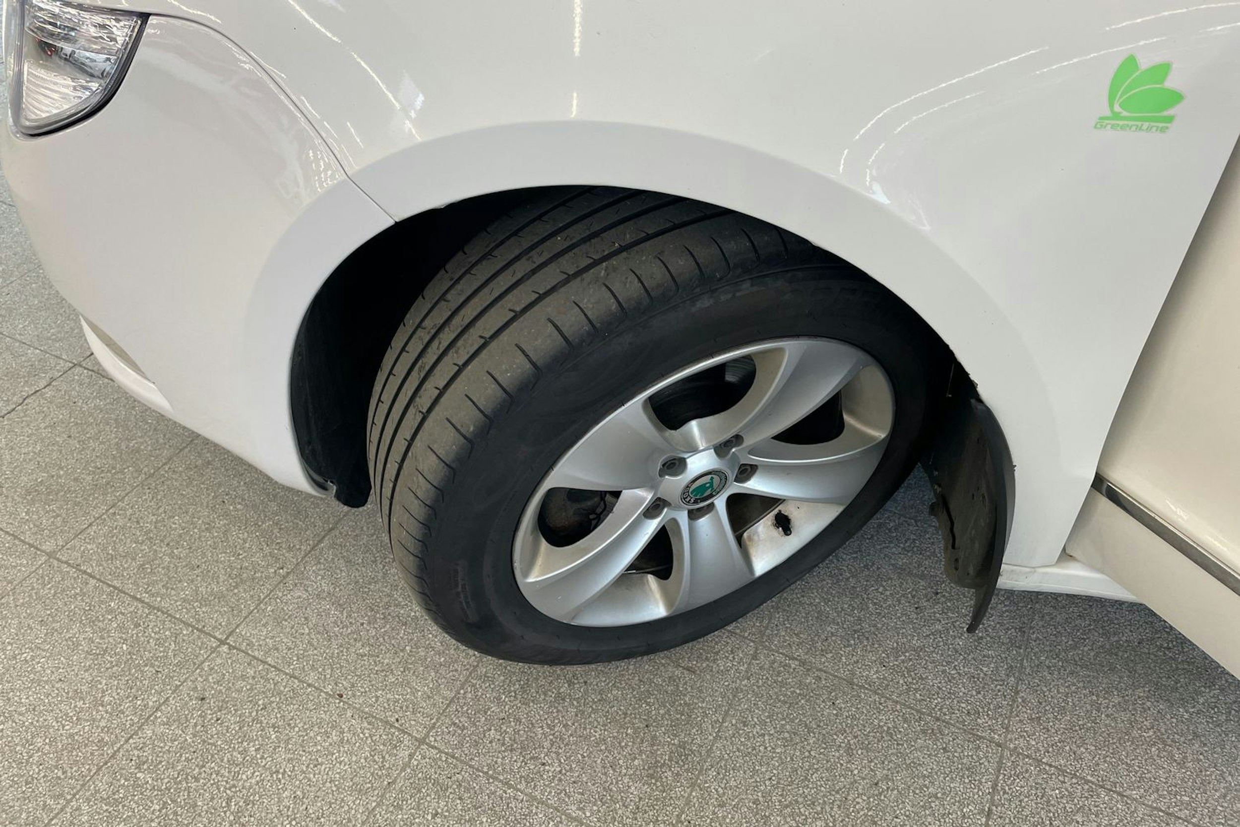 Valkoinen Skoda Superb 2012 kuva 13.