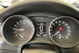Valkoinen Skoda Superb 2012 kuva 14.