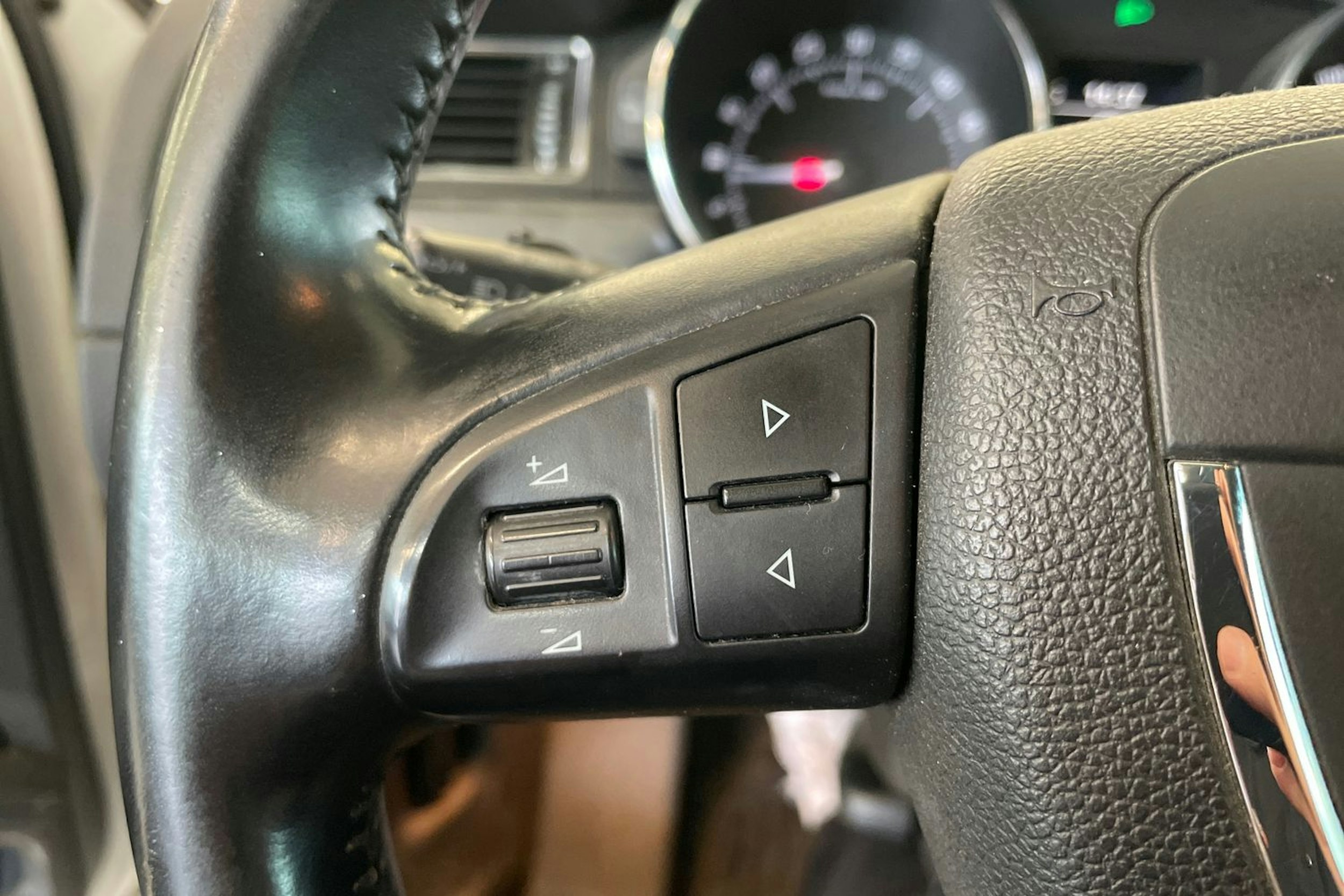 Valkoinen Skoda Superb 2012 kuva 15.