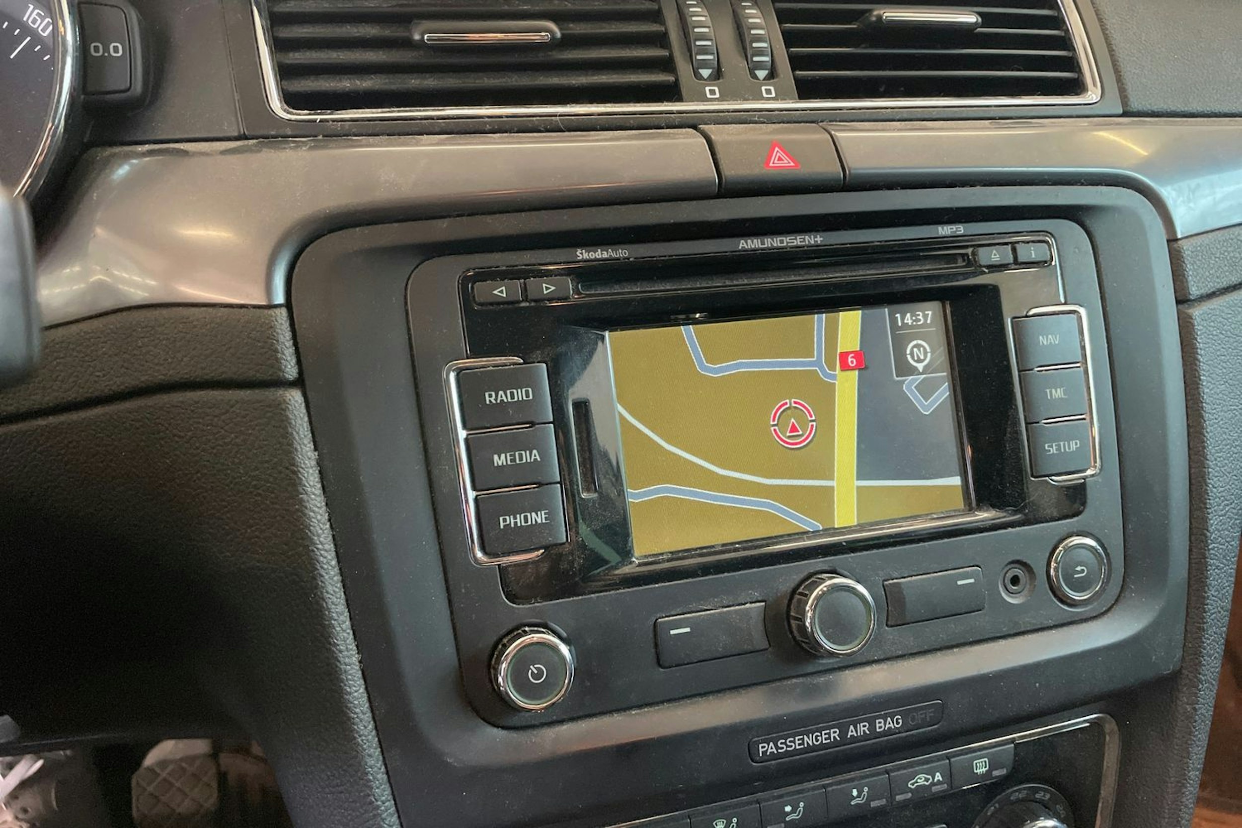 Valkoinen Skoda Superb 2012 kuva 17.