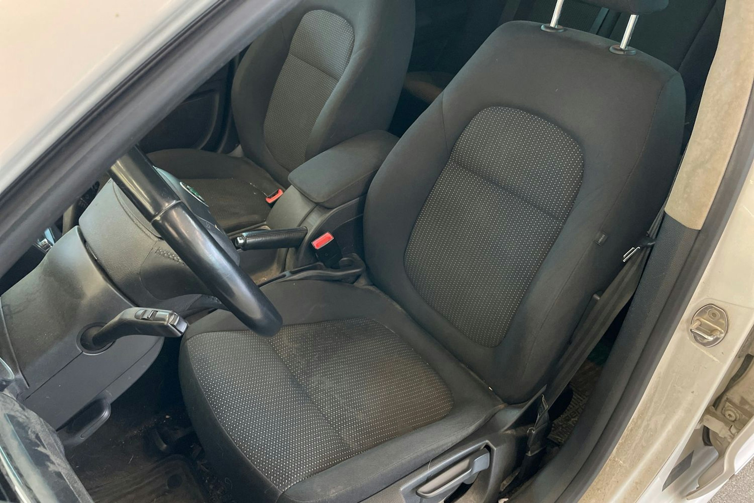 Valkoinen Skoda Superb 2012 kuva 20.