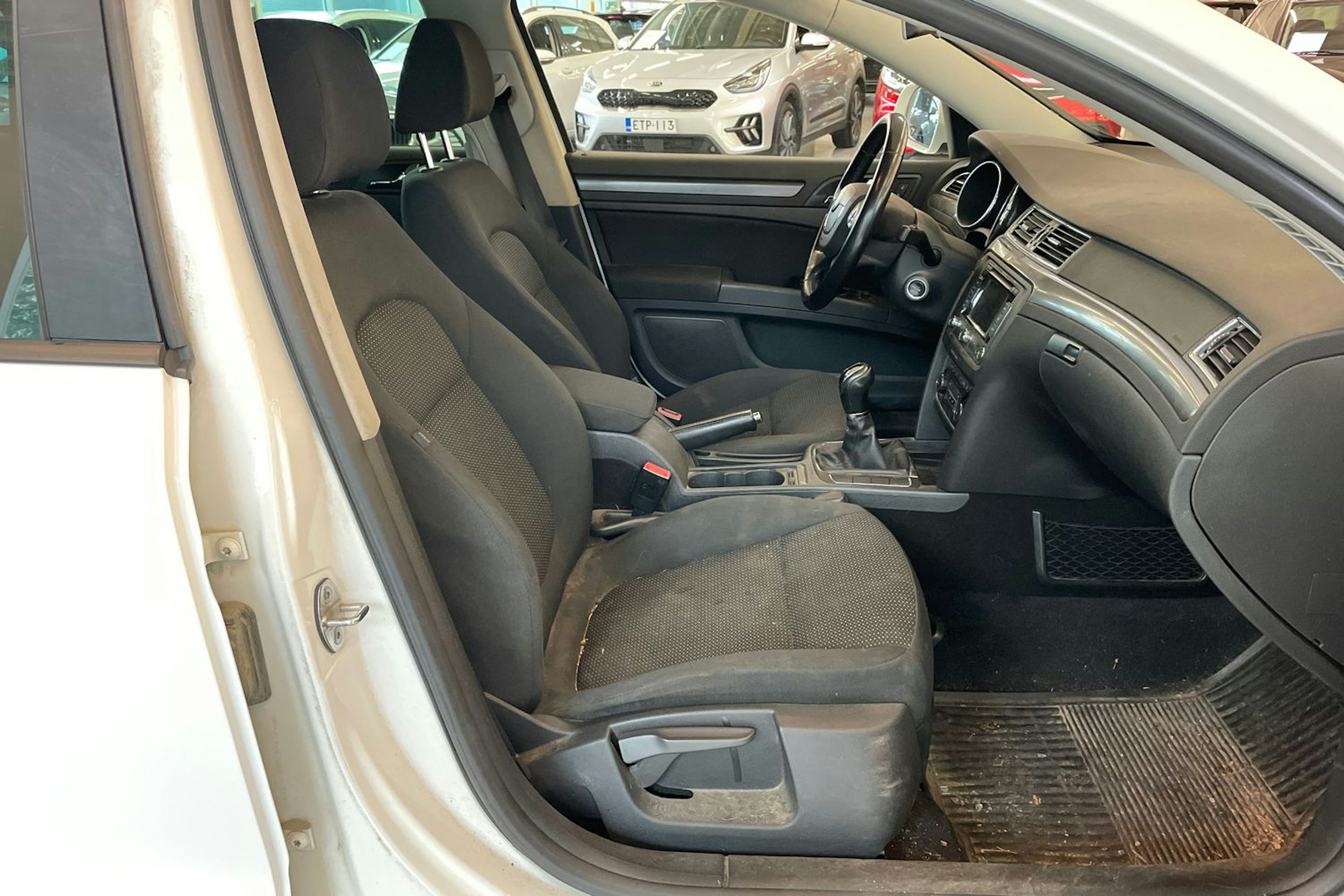 Valkoinen Skoda Superb 2012 kuva 22.