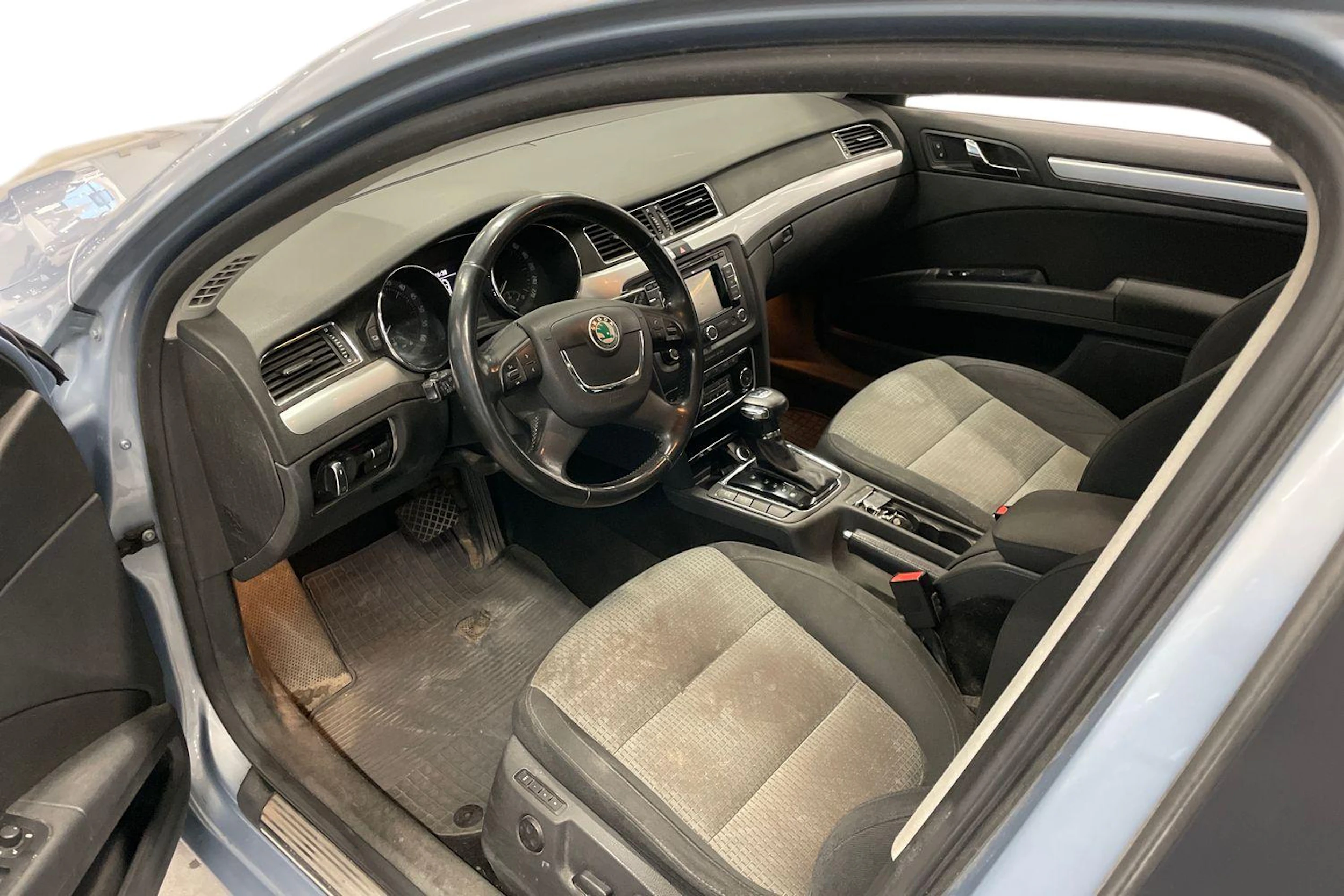 Sininen Skoda Superb 2012 kuva 6.