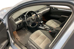 Sininen Skoda Superb 2012 kuva 6.